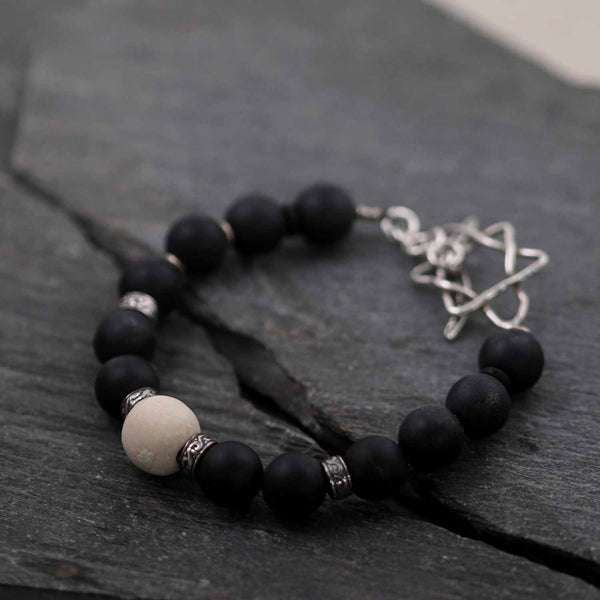 אלגנטיות גברית: צמיד אוניקס ואבן ירושלים