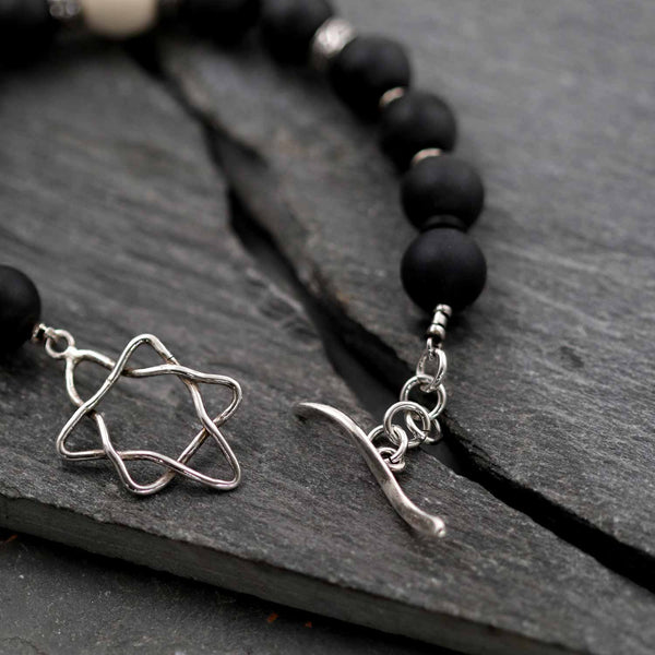 אלגנטיות גברית: צמיד אוניקס ואבן ירושלים