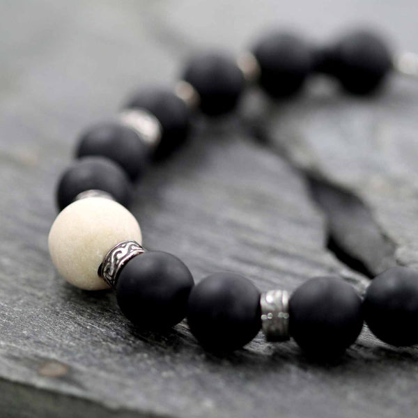 אלגנטיות גברית: צמיד אוניקס ואבן ירושלים