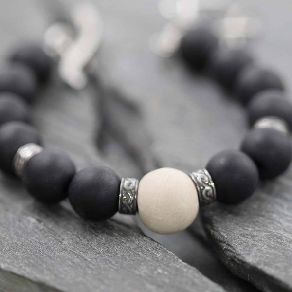 אלגנטיות גברית: צמיד אוניקס ואבן ירושלים