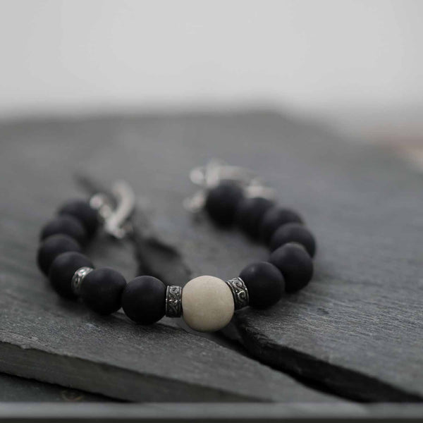 אלגנטיות גברית: צמיד אוניקס ואבן ירושלים