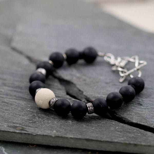 אלגנטיות גברית: צמיד אוניקס ואבן ירושלים