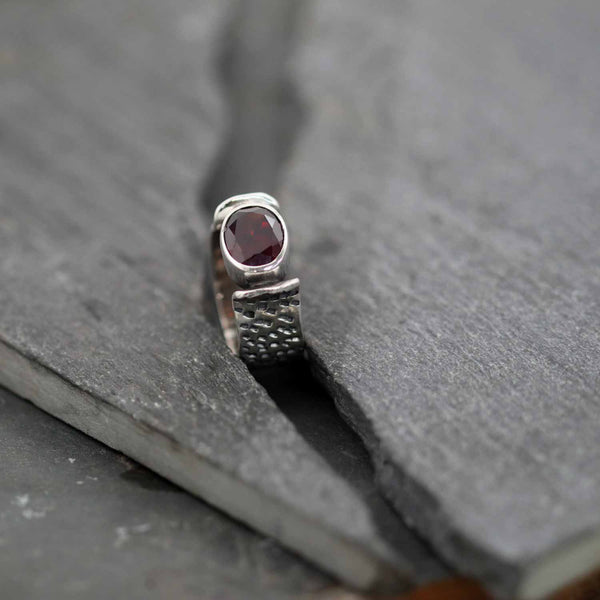 טבעת אבן סמוקי בשיבוץ כסף בעבודת יד