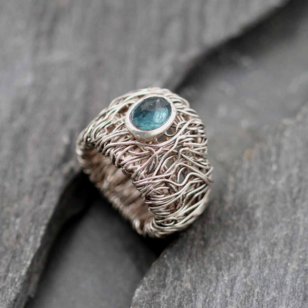 טבעת אבן טורמלין מלוטש בשיבוץ כסף בעבודת יד