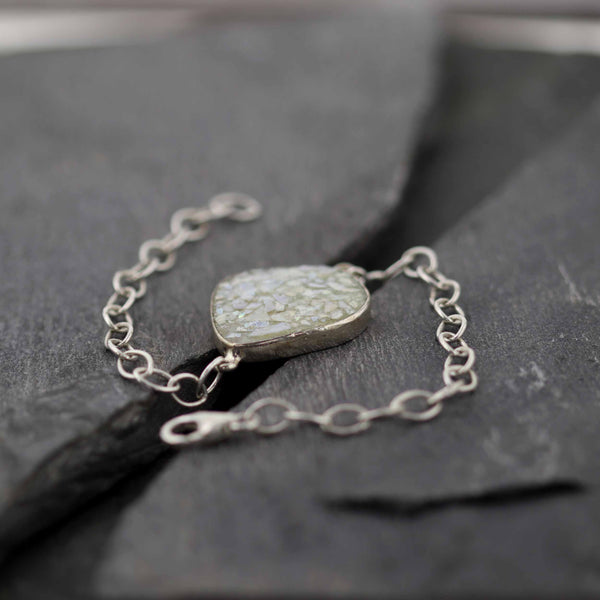 צמיד זכוכית רומית עתיקה מוקפת במסגרת מכסף 925 בעבודת יד