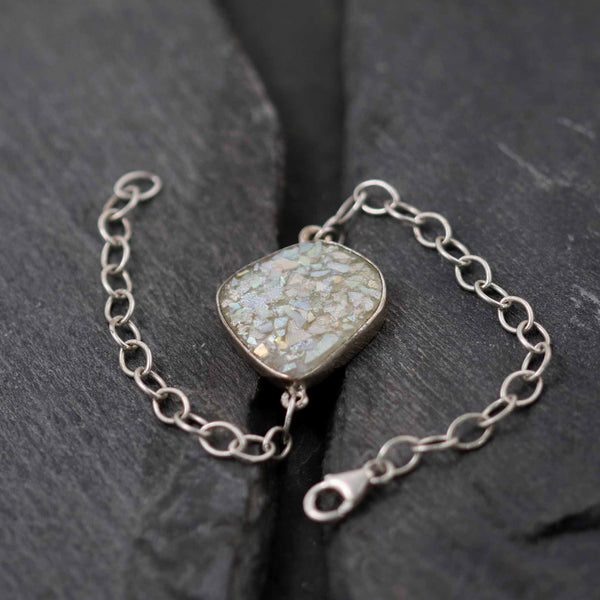 צמיד זכוכית רומית עתיקה מוקפת במסגרת מכסף 925 בעבודת יד