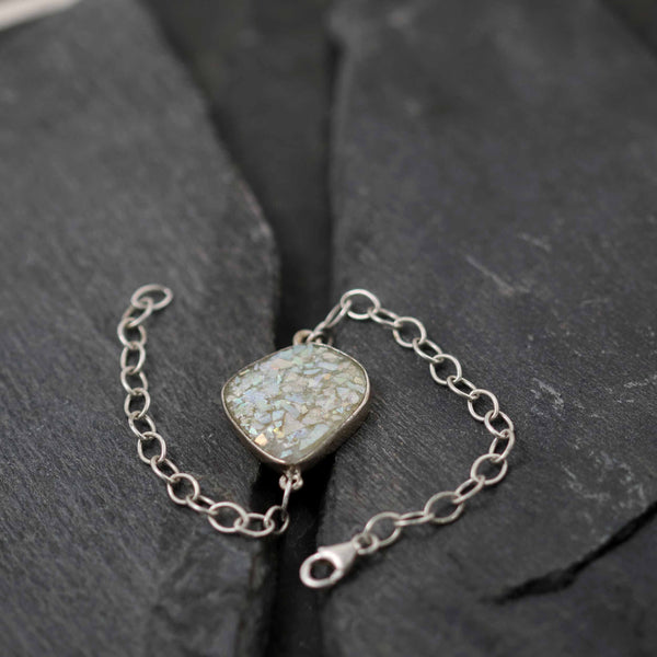 צמיד זכוכית רומית עתיקה מוקפת במסגרת מכסף 925 בעבודת יד