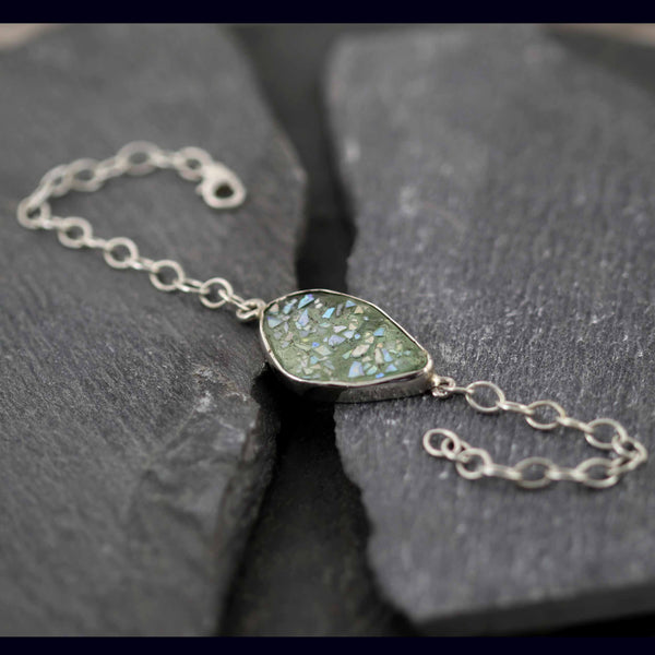 צמיד זכוכית רומית עתיקה מוקפת במסגרת מכסף 925 בעבודת יד