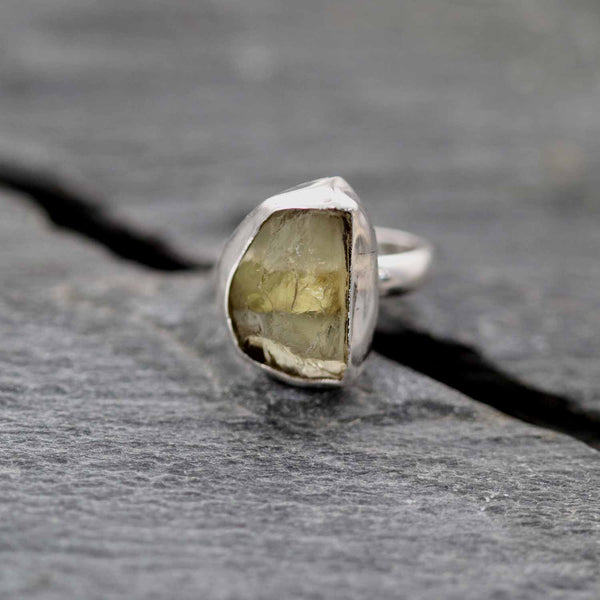 טבעת אבן למון קוורץ גולמי בעבודת יד