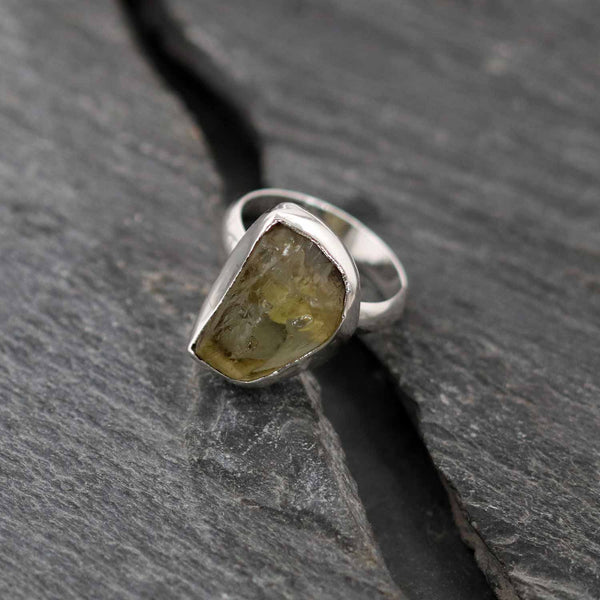 טבעת אבן למון קוורץ גולמי בעבודת יד