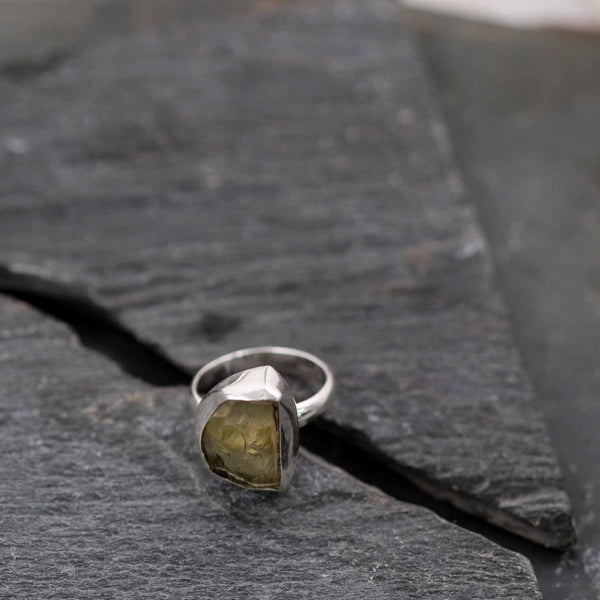 טבעת אבן למון קוורץ גולמי בעבודת יד