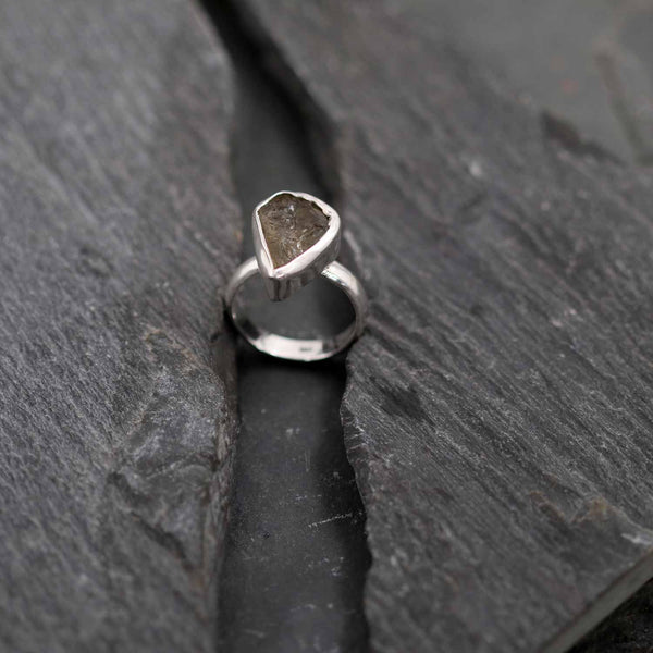 טבעת אבן למון קוורץ גולמי בעבודת יד