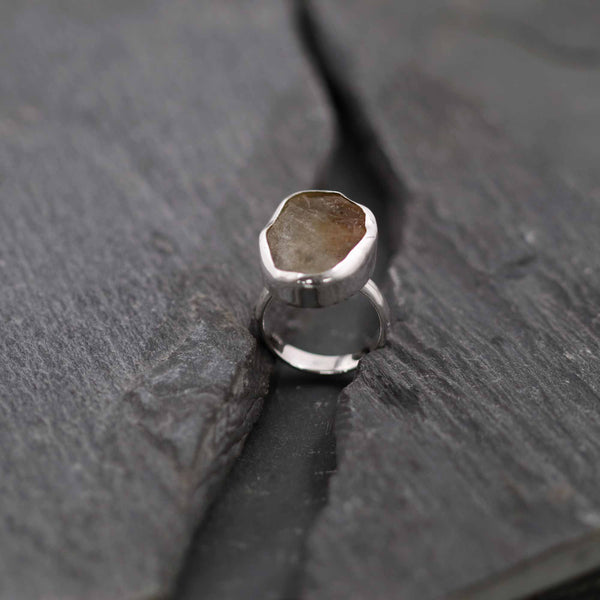טבעת אבן סיטרין גולמי בעבודת יד