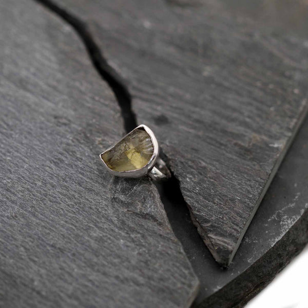 טבעת אבן למון קוורץ גולמי בעבודת יד