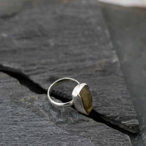 טבעת אבן למון קוורץ גולמי בעבודת יד