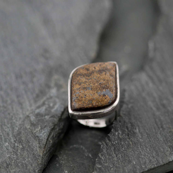 טבעת אבן ברונזייט בשיבוץ כסף בעבודת יד